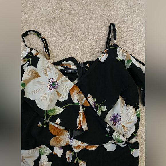 floral dress with beautiful feminine touches - Picture 4 of 6